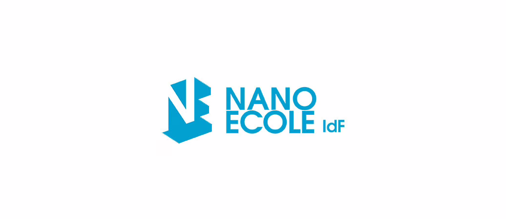 L'image présente un logo au design moderne et épuré. Le logo se compose d'un symbole géométrique stylisé à gauche, formé de lignes entrecroisées créant une forme dynamique. Le texte "NANO ECOLE IdF" est affiché en police sans-serif audacieuse à droite du symbole. La palette de couleurs est principalement bleue, évoquant la confiance, l'intelligence et le professionnalisme. Le design global est minimaliste, mettant en avant la clarté et la modernité, adapté à une institution éducative ou technologique.