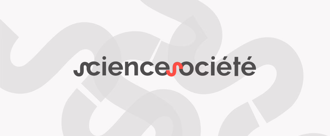 L'image présente un design moderne et minimaliste centré autour du texte "science société." Le texte est affiché de manière proéminente dans une police sans-serif élégante, avec le mot "science" en noir et "société" dans une combinaison de noir et de rouge. La lettre "e" dans "société" est remplacée de manière créative par un cercle rouge, ajoutant une touche distinctive au design. L'arrière-plan se compose d'une toile gris clair superposée de lignes ondulées abstraites dans une teinte légèrement plus foncée de gris. Ces lignes créent un sentiment de fluidité et de mouvement, complétant l'esthétique moderne du texte. Le design global est propre et contemporain, transmettant efficacement une connexion entre la science et la société.